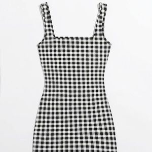Black/White Gingham printed Square neck shift dress. Tie straps.